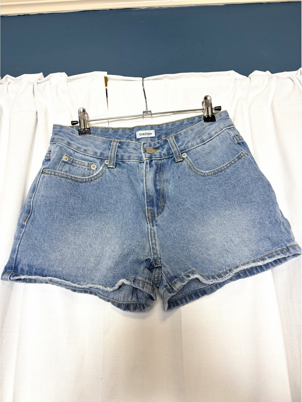 Toteme Original Light Wash Mid Rise Denim Shorts Size 27. Retail $278